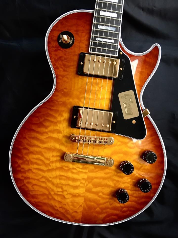 GIBSON LES PAUL CUSTOM SHOP QUILT LIMITED RUN ICED TEA LPCQLTDITGH1 GUITARE ÉLECTRIQUE **MADE IN NASHVILLE USA** ICED TEA. TABLE ÉRABLE ONDE SCULPTÉE. CORPS MASSIF 1 PIECE MANCHE ACAJOU. TOUCHE RICHLITE. MICROS 490R & 498T. 2 VOLUMES 2 TONALITÉS. SÉLECTEUR 3 POSITIONS. ACCASTILLAGE OR. **ÉTUI CUSTOM GIBSON**